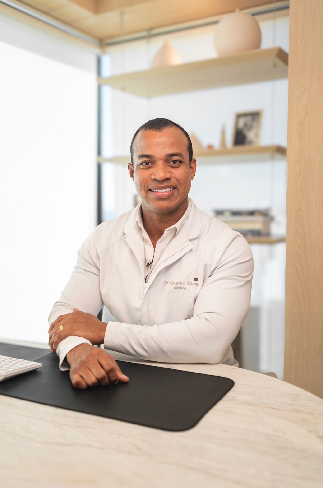 Dr. Gustavo Sisant